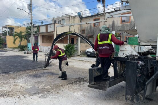 Labores de bacheo en Cancún garantizan seguridad y movilidad ciudadana